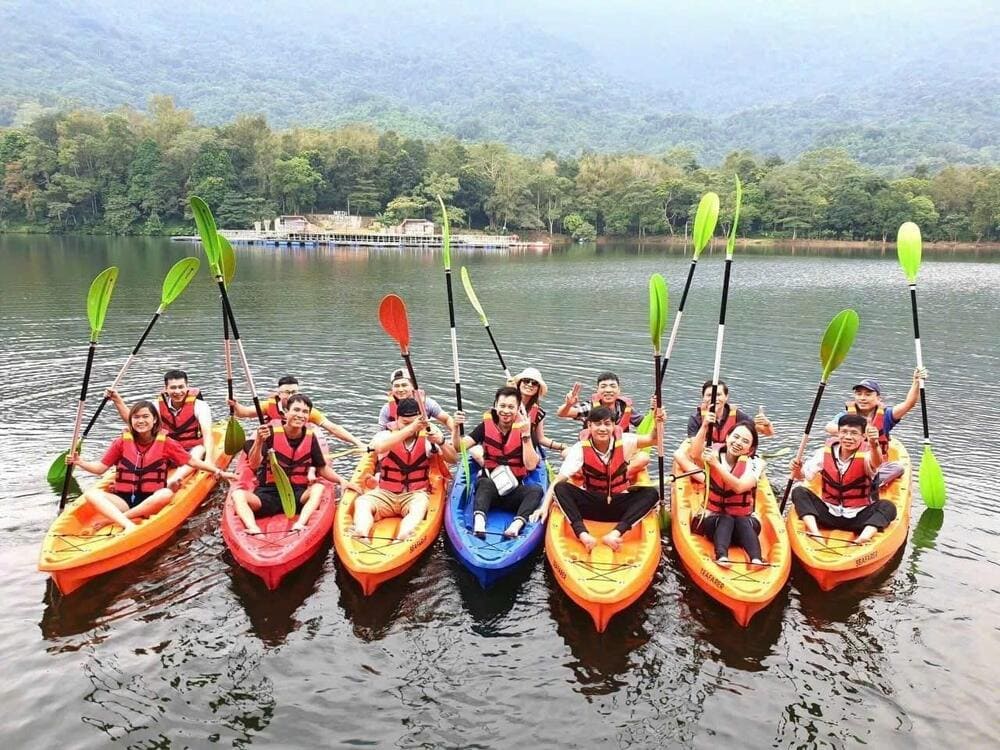 Ngoài ra, bạn còn có thể tham gia chèo SUP, chèo kayak trên hồ nước (Nguồn: Thiên Sơn Suối Ngà Tour - Du lịch Ba Vì)